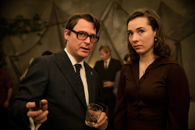 LYKKELAND Arne Rettedal og Anna Hellevik på Esso Foto Sofie Silbermann NRK Maipo Film scaled